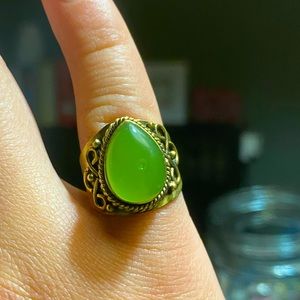 Beautiful gold band ring with green stone size 7
